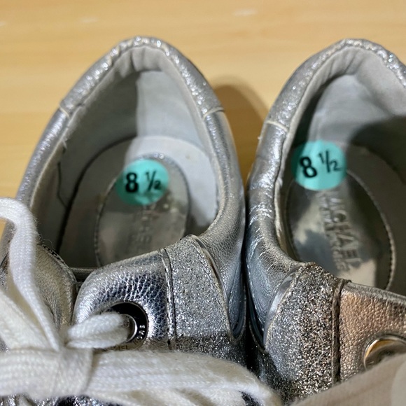 ♦️Michael Kors Women’s Addie lace up Silver Sneakers Size 8.5♦️ - Picture 10 of 14